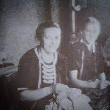 Damals nannte man es noch nicht Business. 
Das Foto zeigt meine Oma ca. 1950 in ihrer eigenen Nähstube, daneben eine weitere Näherin.